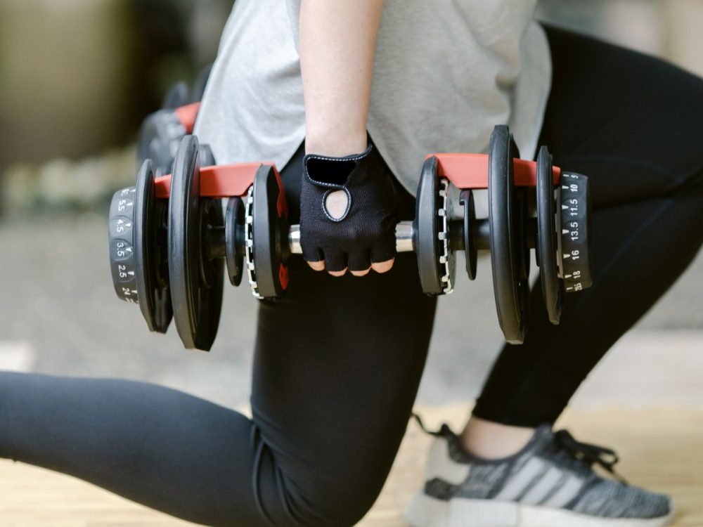 doing lunges with adjustable dumbbells